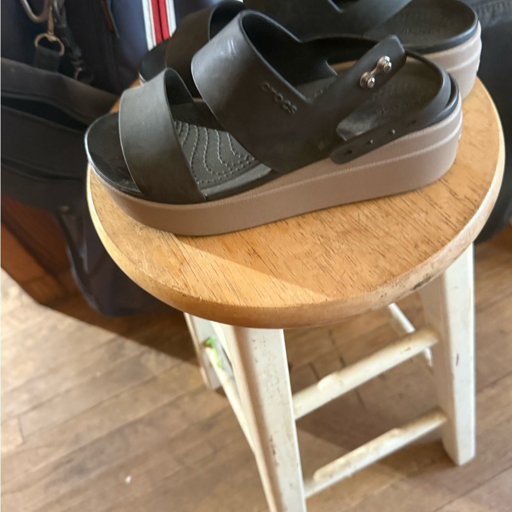 CROCS Black Brooklyns size 6 Sandals - Picture 2 of 5